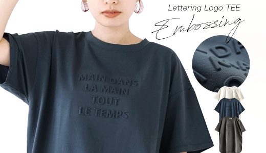 Tシャツ / 立体的な ロゴ が魅力の シンプル Tシャツ。 レディース トップス カットソー プルオーバー 半袖 五分袖 クルーネック ロゴTシャツ ロゴT ロング 綿混 オーバーサイズ 体型カバー ゆったり 夏 【メール便可22】◆エンボス加工 レタリングロゴ TEE［ラウンドヘム］