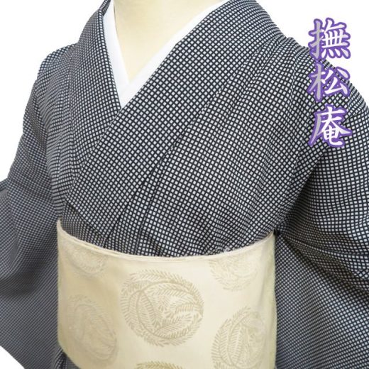 【 中古 】 特選 小紋 江戸小紋 リサイクル着物 ポリエステル 単衣 カジュアル 撫松庵 角通し 黒色 身丈163cm 裄68cm L A1147-1 [式典 観劇 普段使い お食事 kimono アウトレット 送料無料 きもの北條]