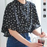 袖フリル ブラウス レディース トップス 半袖ブラウス オフィスカジュアル オフィス 半袖 ドット柄 花柄 フリル 骨格ウェーブ きれいめ 体型カバー ハイネック バンドカラー 袖フレア バンドカラー パール パールボタン [C6998] 【送料無料】