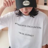 ≪5/3 24Hセール1790円 送料無料≫ 3Dロゴ ゆるTシャツ レディース Tシャツ 半袖 ティーシャツ ロゴ カレッジ 綿 コットン エンボス ショート丈 クロップド 短丈 ボックス カジュアル モノトーン オーバーサイズ ゆったり 体型カバー 二の腕 [C7147]【送料無料】