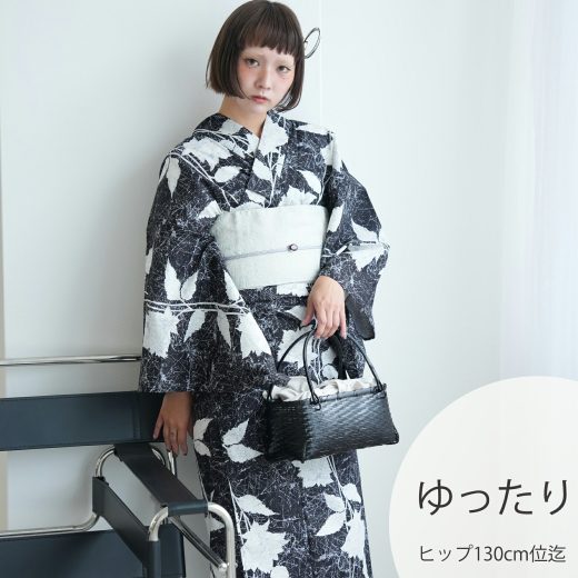 【ニコアンティーク 高級変わり織 浴衣3点セット 紺地に連なるローケツ柄の芍薬】みんなと違う浴衣を着よう！個性派きものブランドNicoAntiqueの2025年新作 ゆったり（ヒップ約130cm位）3L 浴衣セット（ゆかた・帯・下駄）ニュアンスカラーレトロ うたたね 上質 国内染色