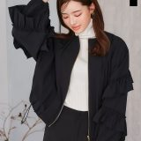 ギャザーフリル ドロスト ブルゾン レディース きれいめ ジャンパー 短丈 短め ショート丈 アウター 羽織り ドロストコード バルーン フリル ボリュームスリーブ ぽわん袖 ノーカラー フェミニン 黒 白 ブラック [K1291]