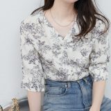 【SALE／20%OFF】natural couture パール釦Vネック5分袖ブラウス ナチュラルクチュール トップス シャツ・ブラウス ネイビー ホワイト ブルー ベージュ
