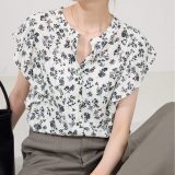 SLOBE IENA 《WEB限定/追加予約》フレンチフリルスリーブフラワーブラウス スローブ イエナ トップス シャツ・ブラウス ネイビー ブラック【送料無料】