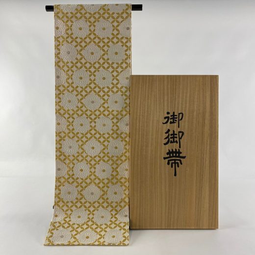 袋帯 逸品 山口美術織物 落款あり 共箱付き 七宝地菊文 唐織 金銀糸 クリーム 六通 正絹 【中古】