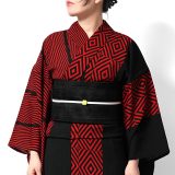 【10%OFFクーポン配布中】浴衣 JUNKO KOSHINO セオアルファ ジオメトリック柄 赤 黒 絵羽風 レディース シック 上品 カッコイイ 女性用 仕立上がり 単品 日本製 夏着物 幾何学