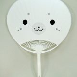 既成うちわ　あざらし　レギュラーサイズ　プラスチック骨　100本以上→1本あたり59円　50～99本→1本あたり67円　ノベルティ　イベント　夏祭り　運動会　おゆうぎ発表会