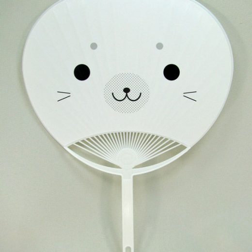 既成うちわ　あざらし　レギュラーサイズ　プラスチック骨　100本以上→1本あたり59円　50～99本→1本あたり67円　ノベルティ　イベント　夏祭り　運動会　おゆうぎ発表会