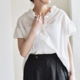【SALE／35%OFF】quaranciel quaranciel:＜手洗い可能＞コットン フリルネック フレアスリーブ ブラウス シップス トップス シャツ・ブラウス ブルー ホワイト グレー【送料無料】