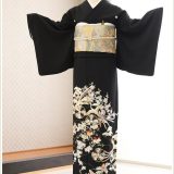 夏用 単衣 大きいサイズ 広巾 特選「手刺繍」留袖レンタル sth768 結婚式 幅広 最高級プレミアム 黒留袖レンタル 13号～19号 母親 親族 フルセット 大きめ留袖 留め袖 着物レンタル 正絹 貸衣装 チャペル 豪華 人気 2024 tomesode「相良刺繍に吉祥鳳凰慶華」【レンタル】