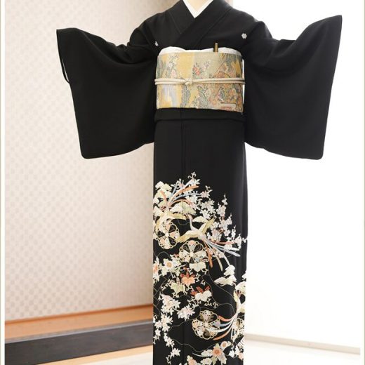 夏用 単衣 大きいサイズ 広巾 特選「手刺繍」留袖レンタル sth768 結婚式 幅広 最高級プレミアム 黒留袖レンタル 13号～19号 母親 親族 フルセット 大きめ留袖 留め袖 着物レンタル 正絹 貸衣装 チャペル 豪華 人気 2024 tomesode「相良刺繍に吉祥鳳凰慶華」【レンタル】