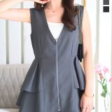 ペプラム ベスト ジレ トップス [K1391] レディース 20代 30代 40代 アウター Vネック フリル ジップ ファスナー チャック 羽織 軽アウター フレア ティアード 体型カバー レイヤード ブラック 黒 スタイルアップ オフィス オフィスカジュアル お出かけ デート